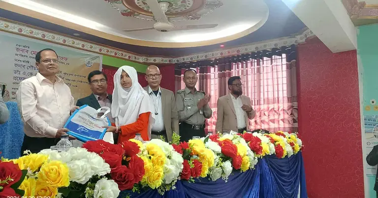 পুরস্কার বিতরণ করেছেন মাদকদ্রব্য নিয়ন্ত্রণ অধিদপ্তরের মহাপরিচালক